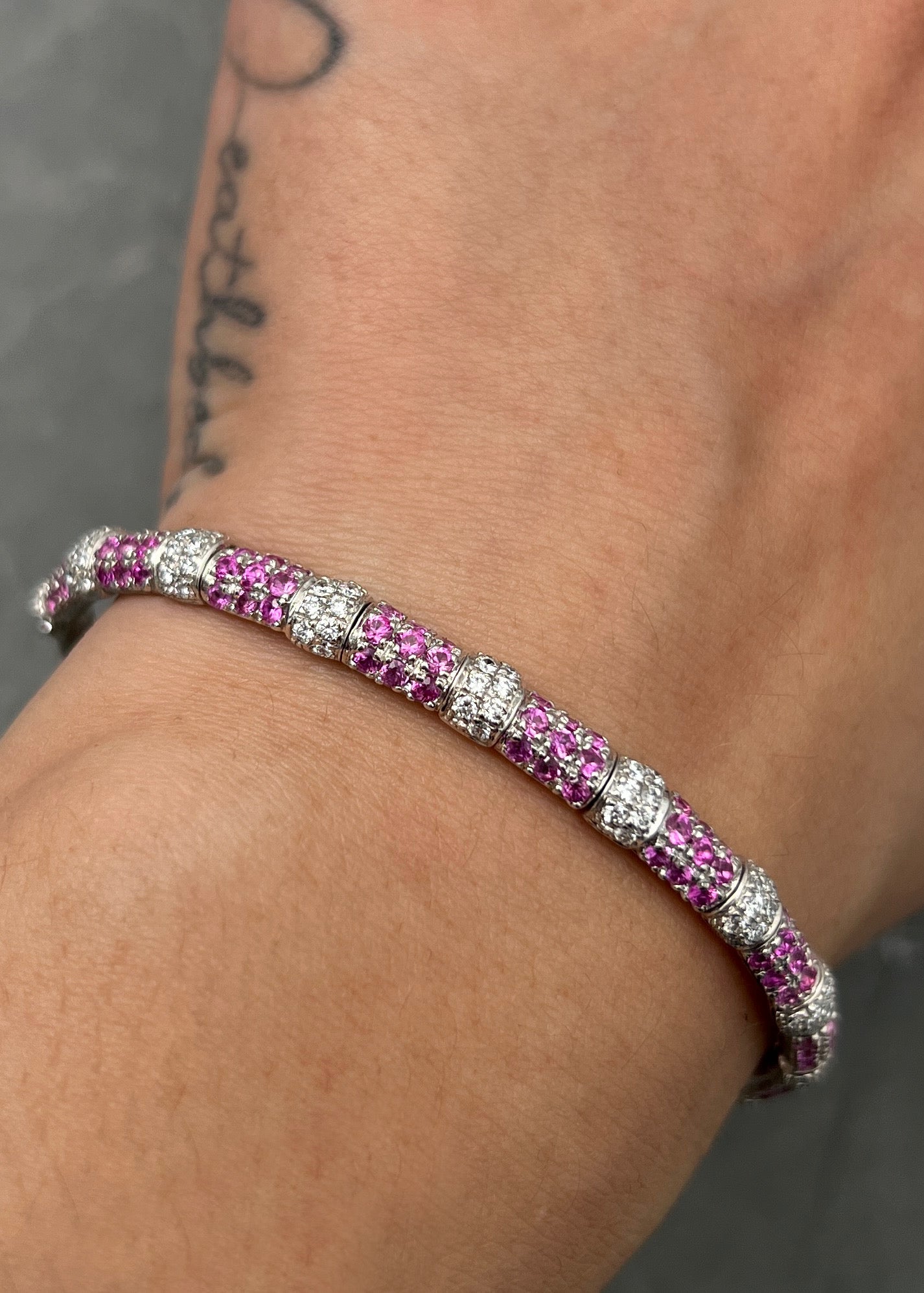 Pulso aro con 130pts de rubie y 104pts de diamante blanco 15.65gr / Largo 16.5cm / Oro Blanco italy +2 (Joya) M