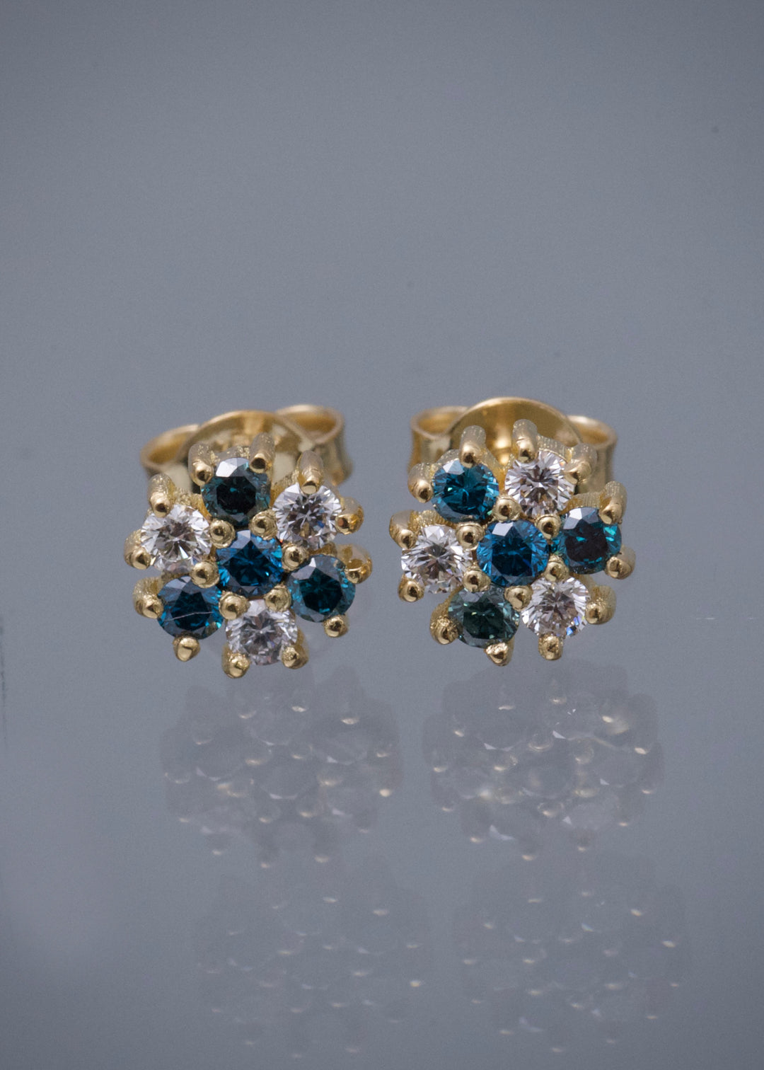 Topos flor con 27pts de diamante azul y 19pts de diamante blanco 1.55gr / Largo 0.6cm — Oro Amarillo