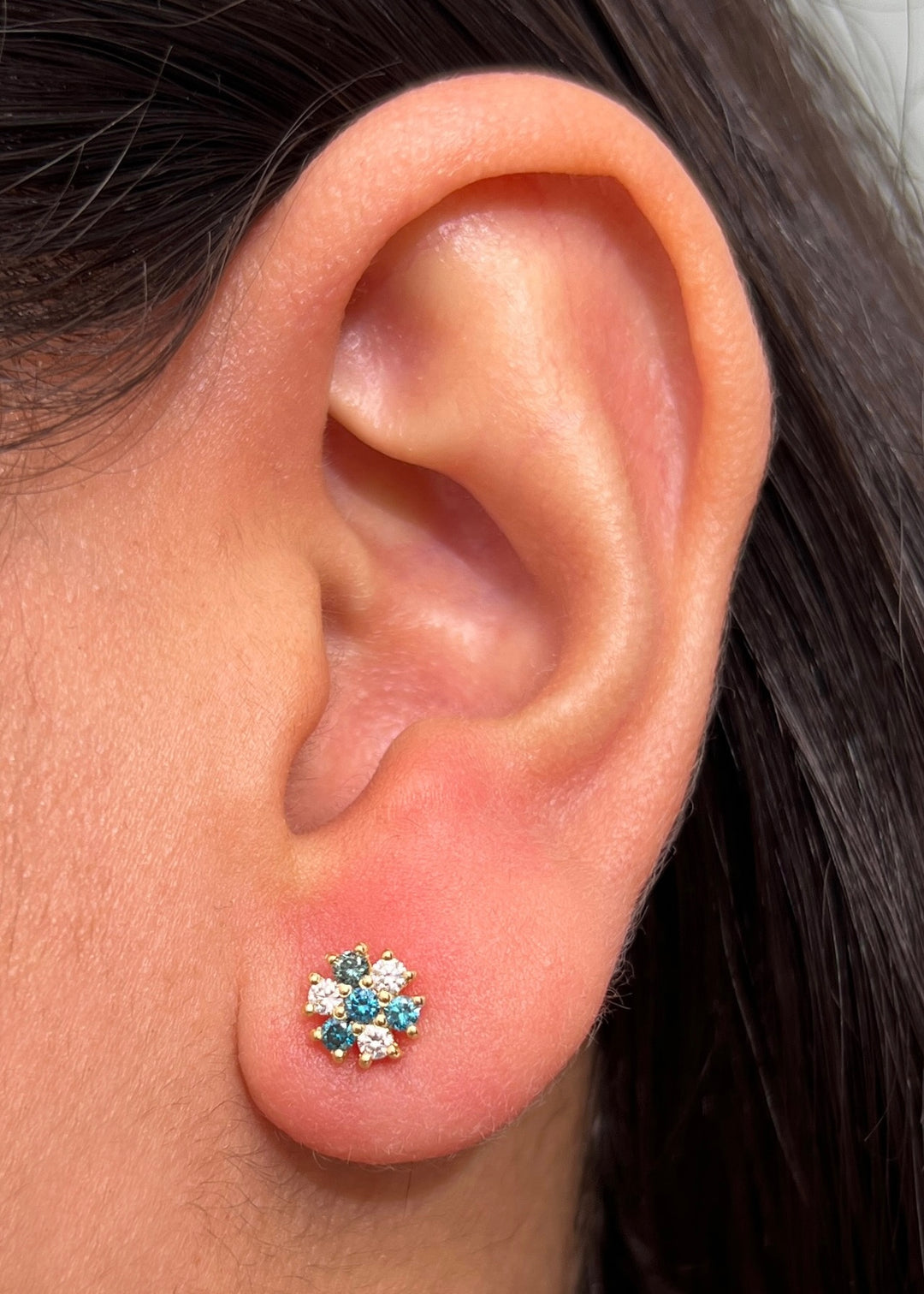 Topos flor con 27pts de diamante azul y 19pts de diamante blanco 1.55gr / Largo 0.6cm — Oro Amarillo