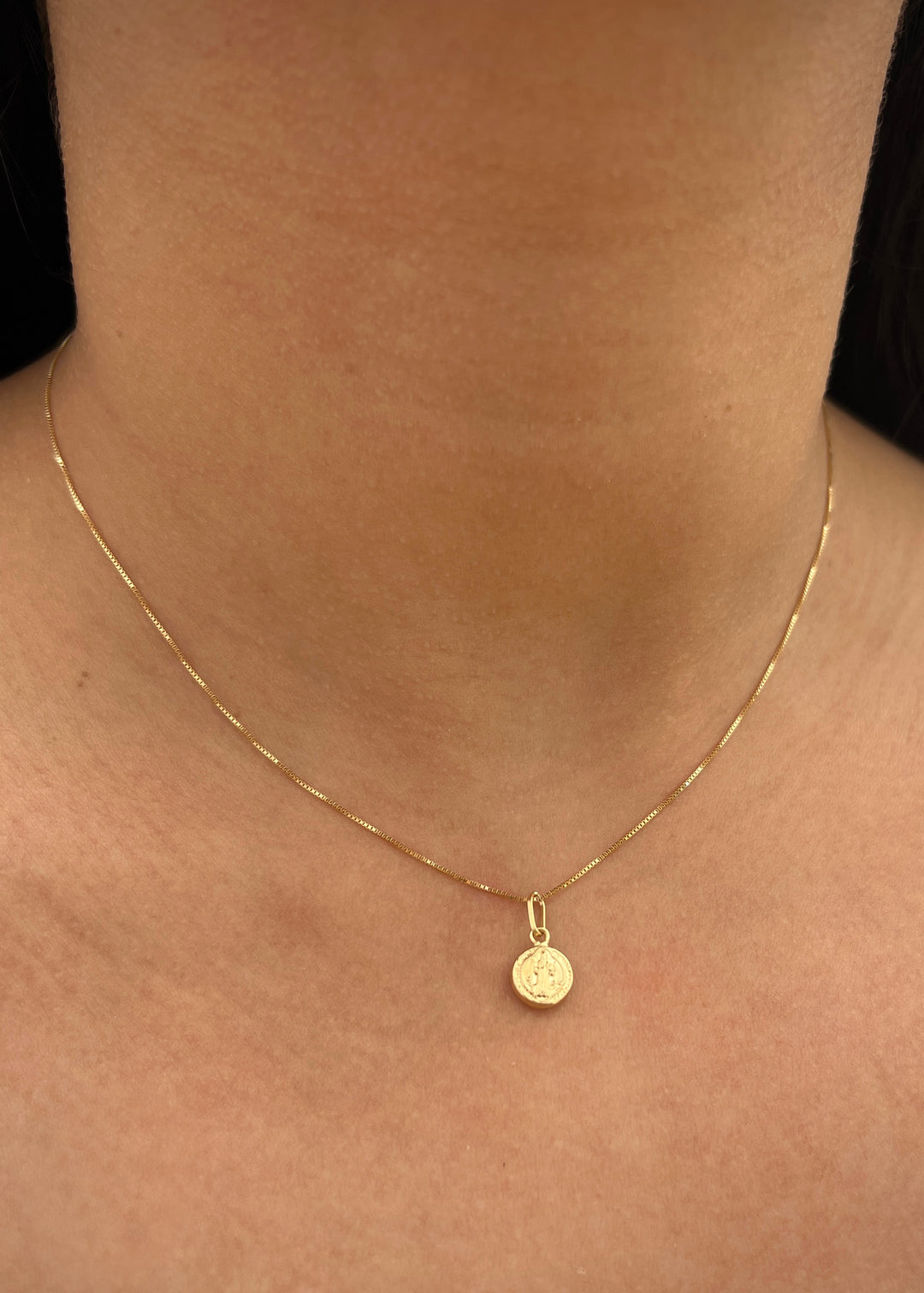Dije san benito 0.4gr / Largo 1.5cm — Oro Amarillo