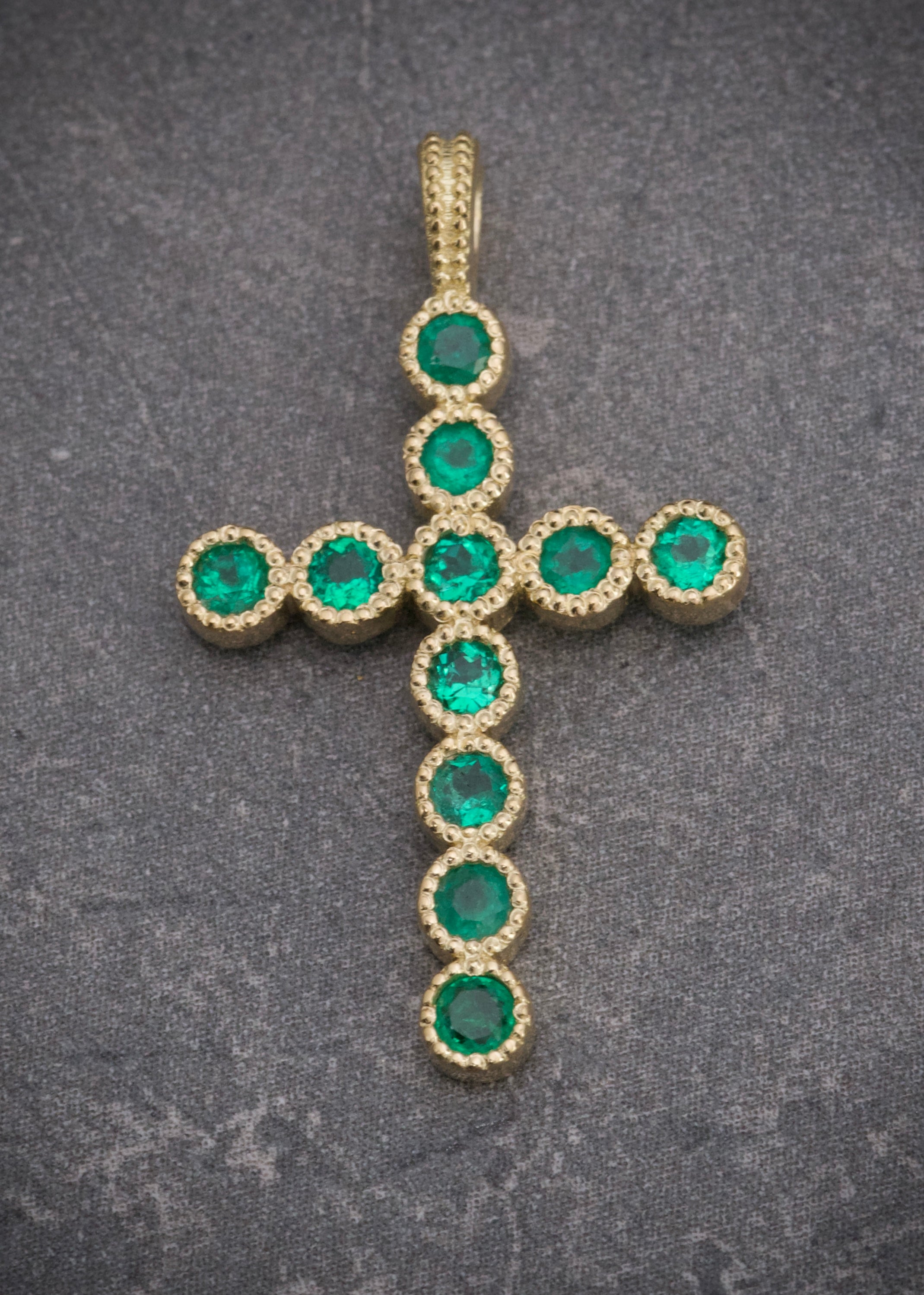 Dije cruz con 38pts de esmeraldas 1.65gr / Largo 2.6cm / Oro Amarillo (Joya) B