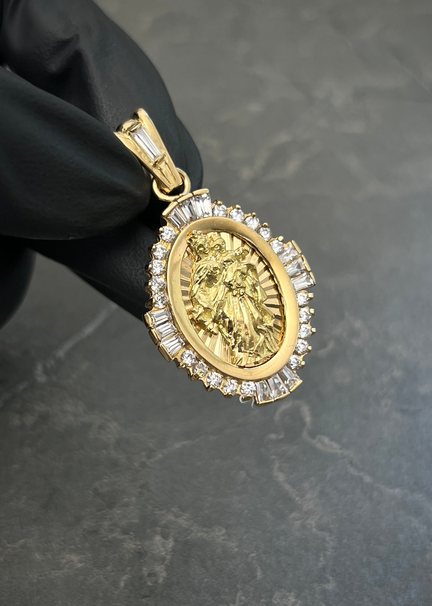 Dije Virgen del Carmen con Swarovski Blanco 9.45gr / 4cm / 23.6mm — Oro Amarillo