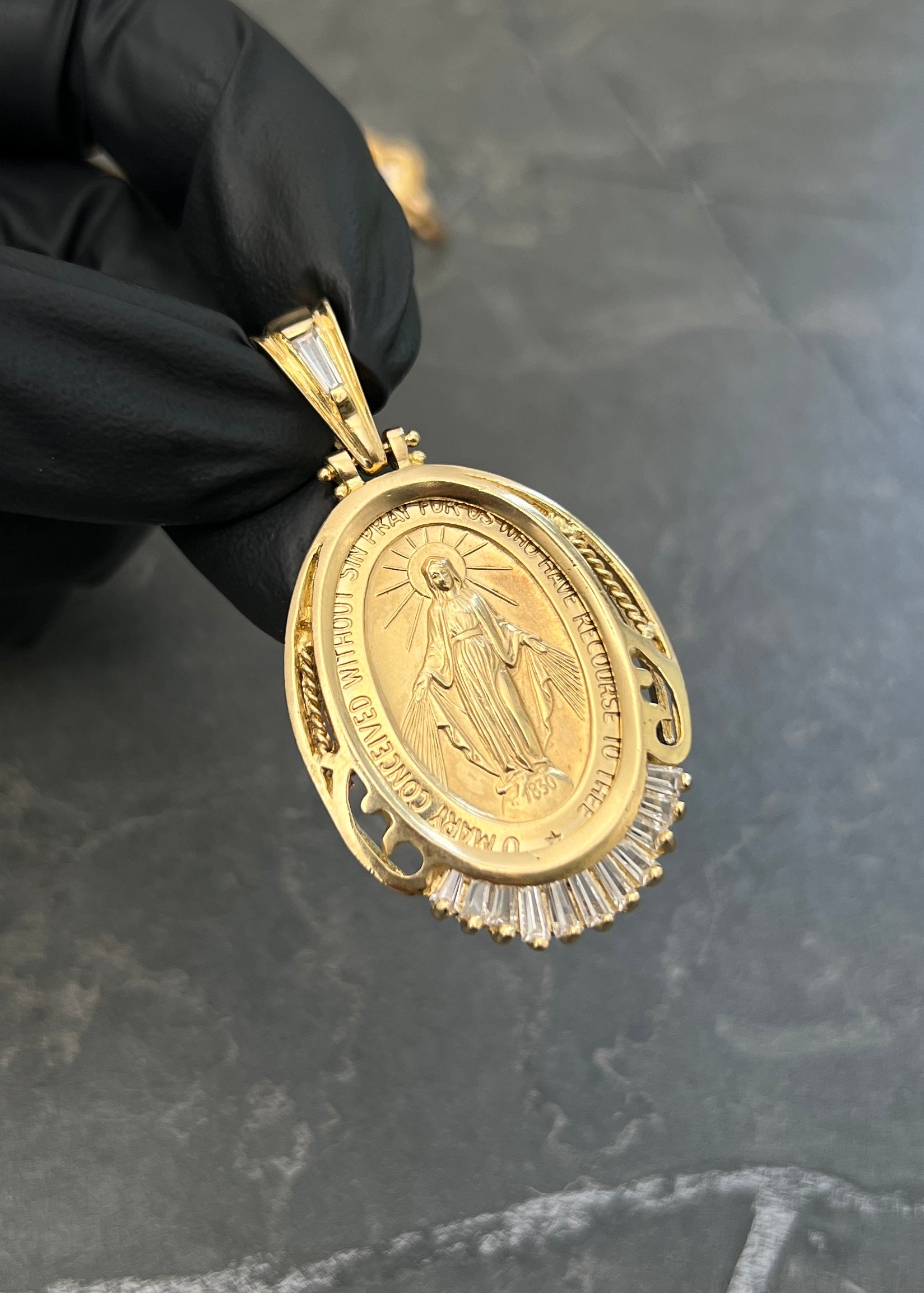 Dije Virgen de la Milagrosa con Swarovski 15.5gr / 5cm / 28mm — Oro Amarillo