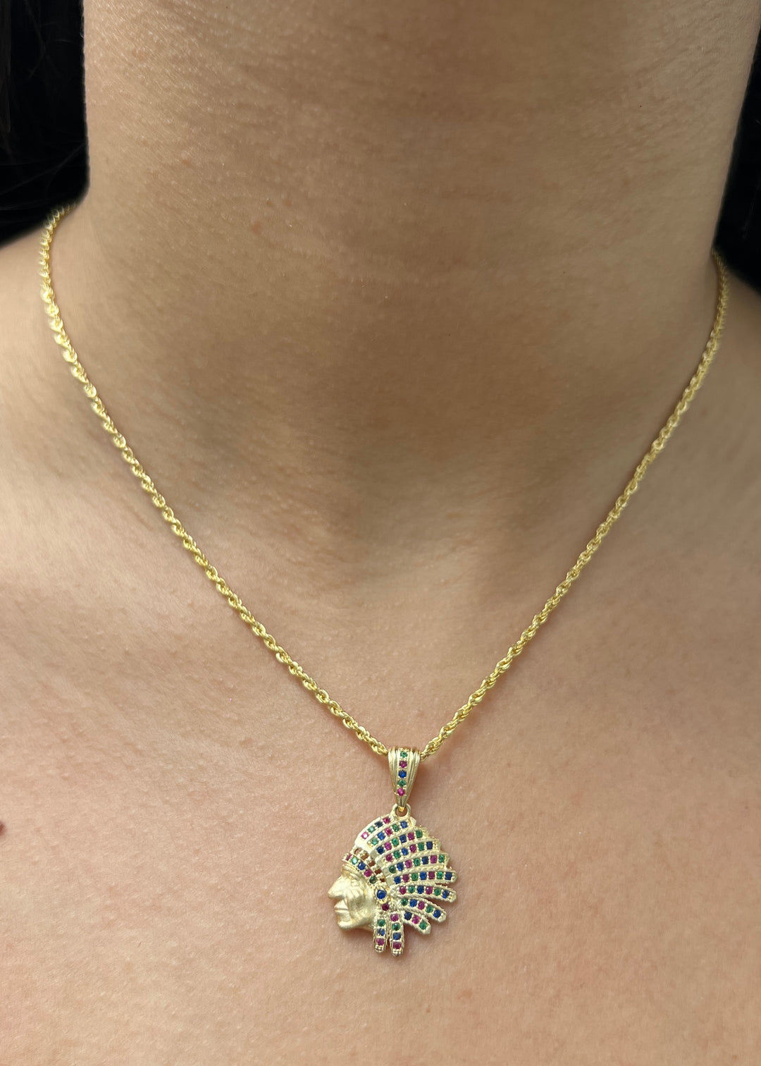 Dije Indio con Swarovski Multicolor 2.9gr / 2.7cm / 18mm — Oro Amarillo