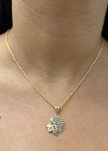 Dije Indio con Swarovski Multicolor 2.9gr / 2.7cm / 18mm — Oro Amarillo