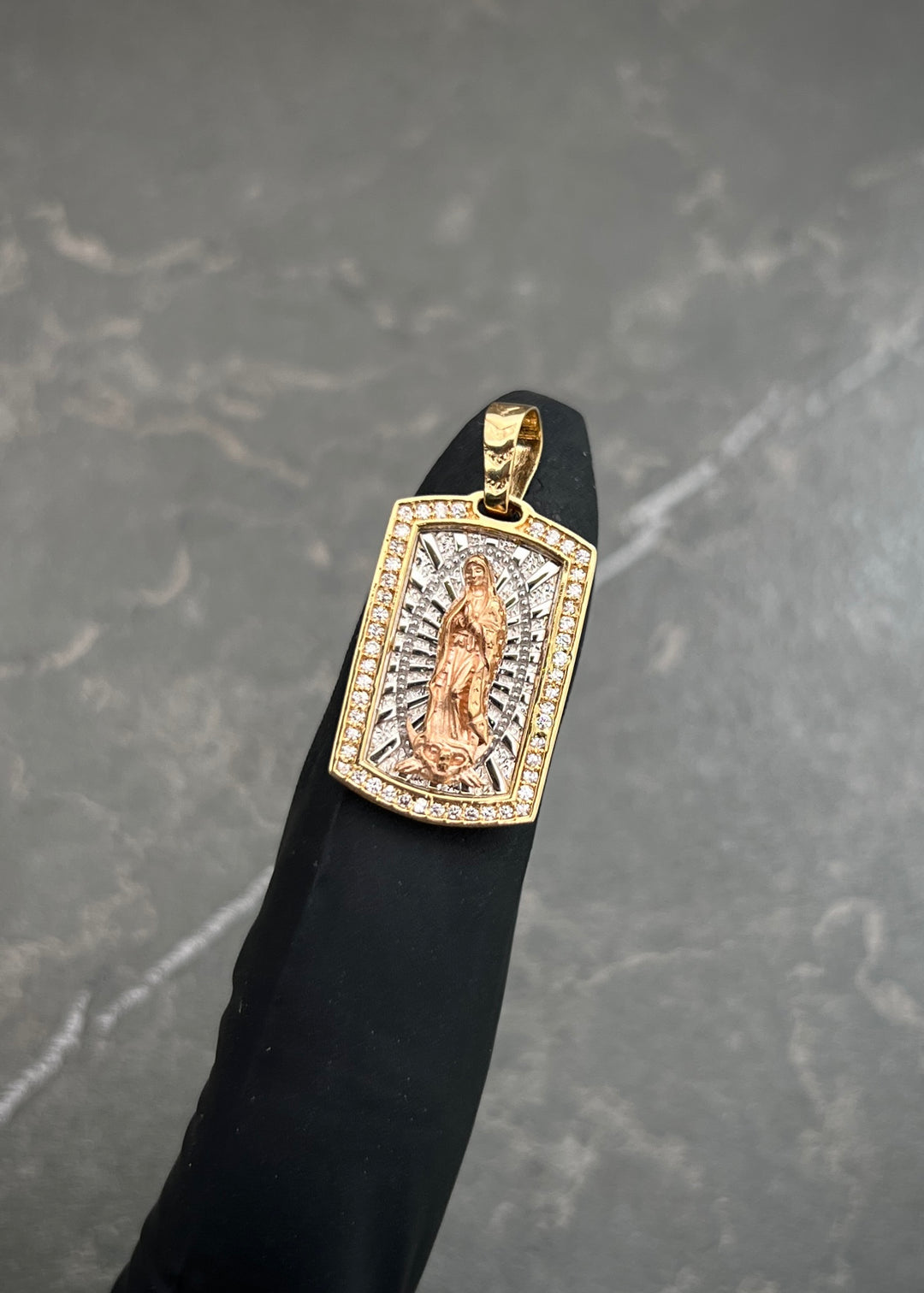 Dije Virgen de Guadalupe con Swarovski Blanco 4.45gr / 2.7cm / 13mm — Tres Oros