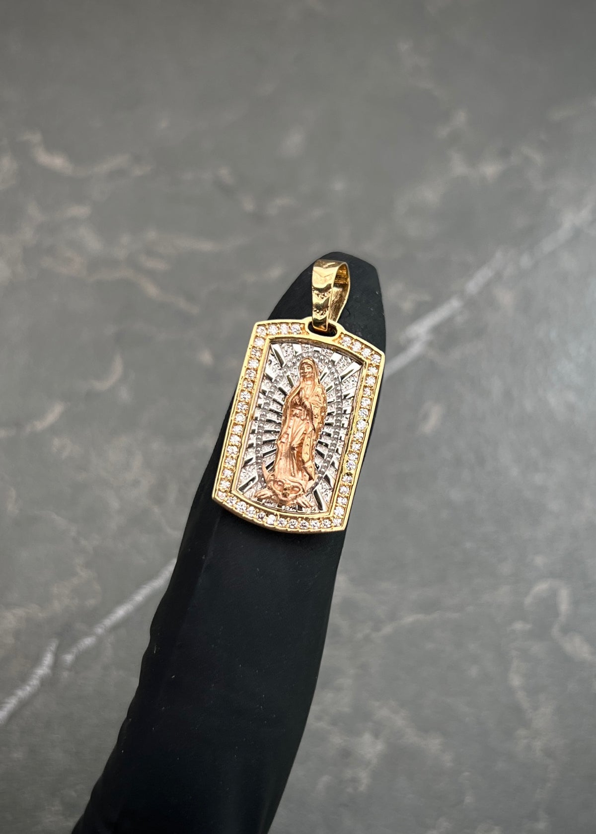 Dije Virgen de Guadalupe con Swarovski Blanco 4.45gr / 2.7cm / 13mm — Tres Oros