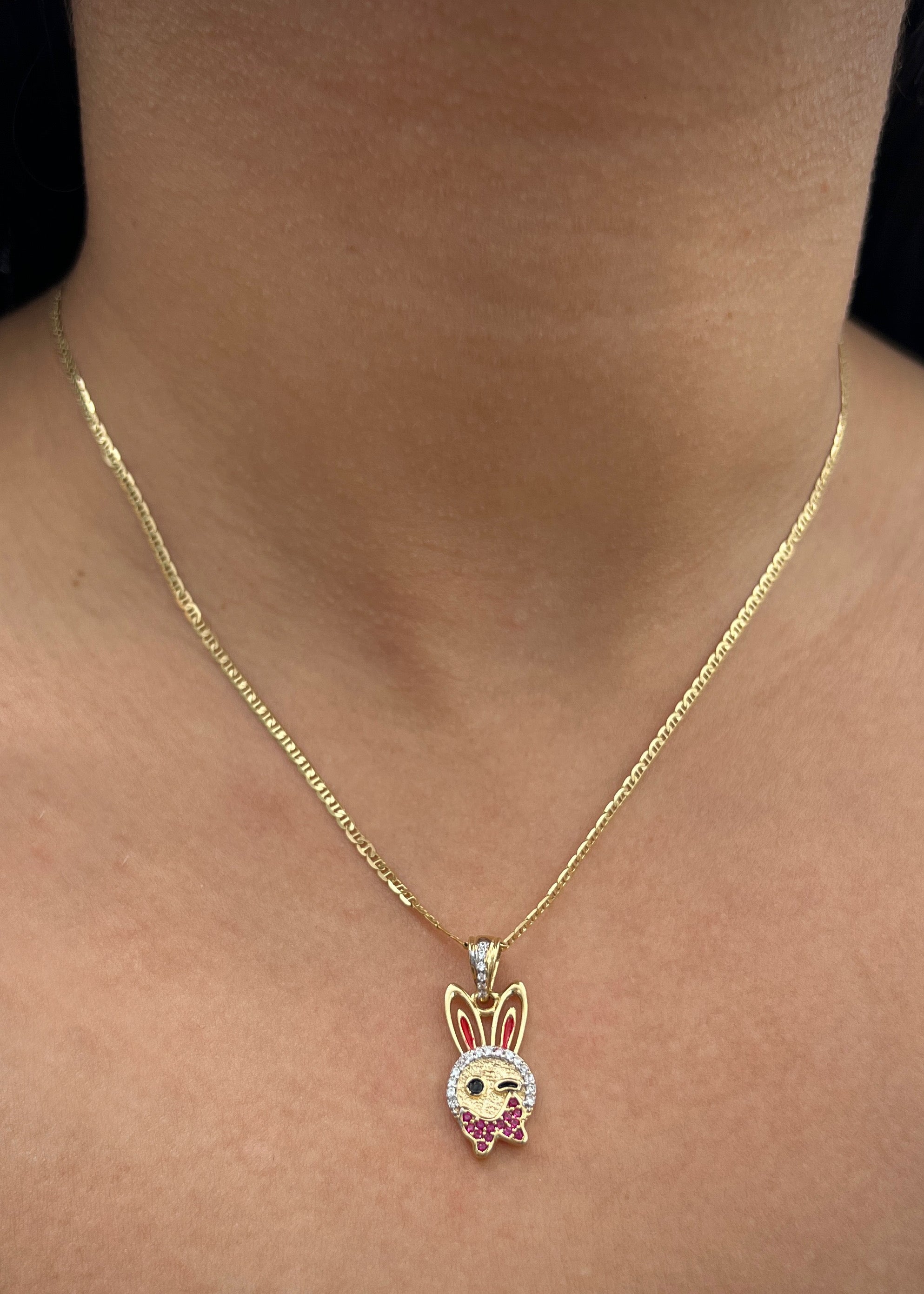 Dije conejo con swarovski blanco y ficsia 2.4gr / Largo 2.5cm / Oro Amarillo Nac B