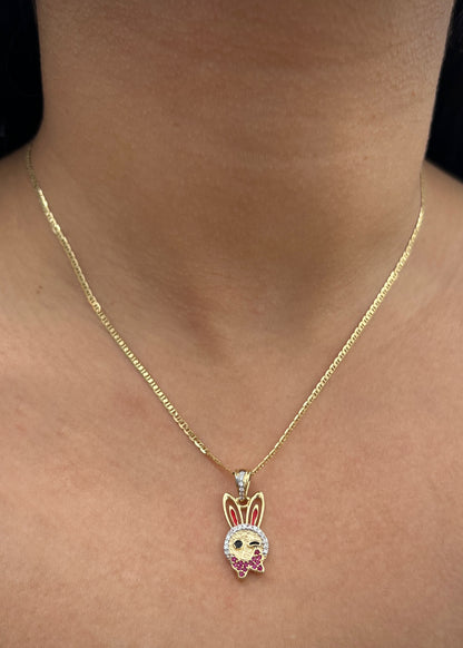 Dije conejo con swarovski blanco y ficsia 2.4gr / Largo 2.5cm / Oro Amarillo Nac B