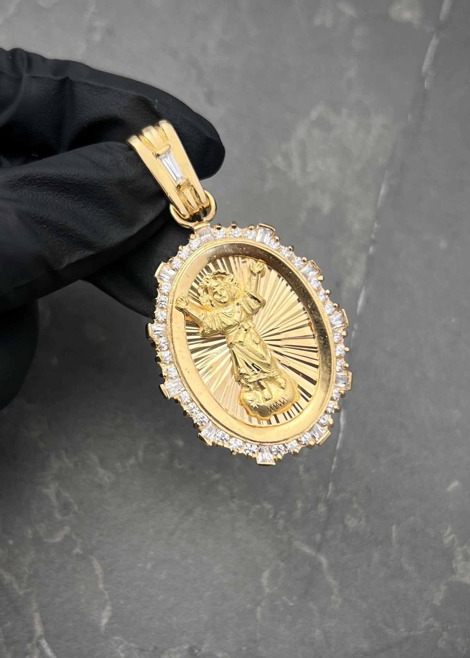Dije Divino Niño con Swarovski Blanco 17gr / 5.6cm / 30.6mm — Oro Amarillo