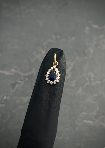 Dije gota con swarovski azul y blanco 0.7gr / Largo 1.5cm / Oro Amarillo Nac B