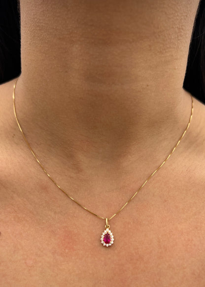 Dije gota con swarovski fucsia y blanco 0.7gr / Largo 1.5cm / Oro Amarillo Nac B