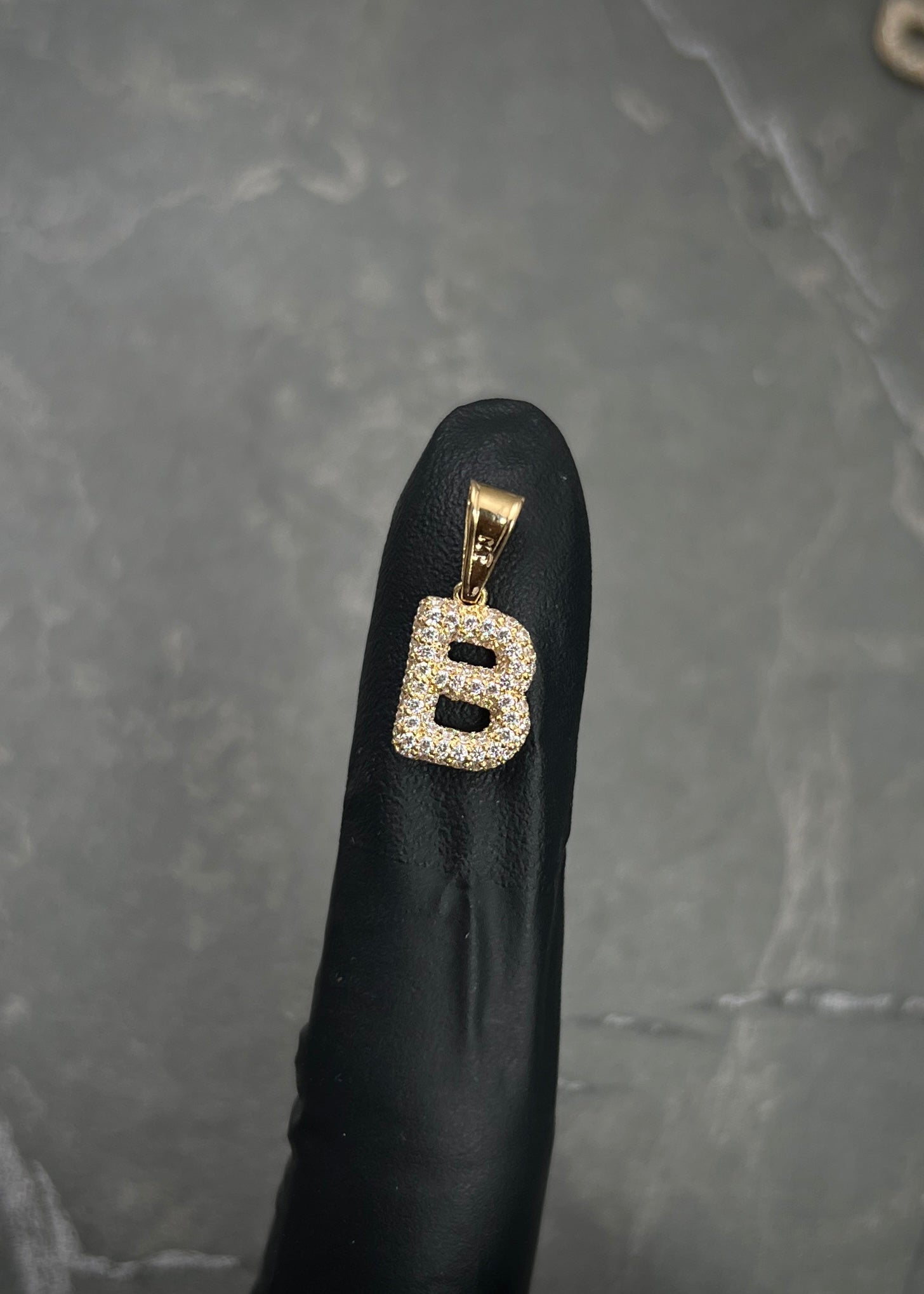 Dije letra B con swarovski blanco 1.4gr / Largo 1.7cm / Oro Amarillo Nac B