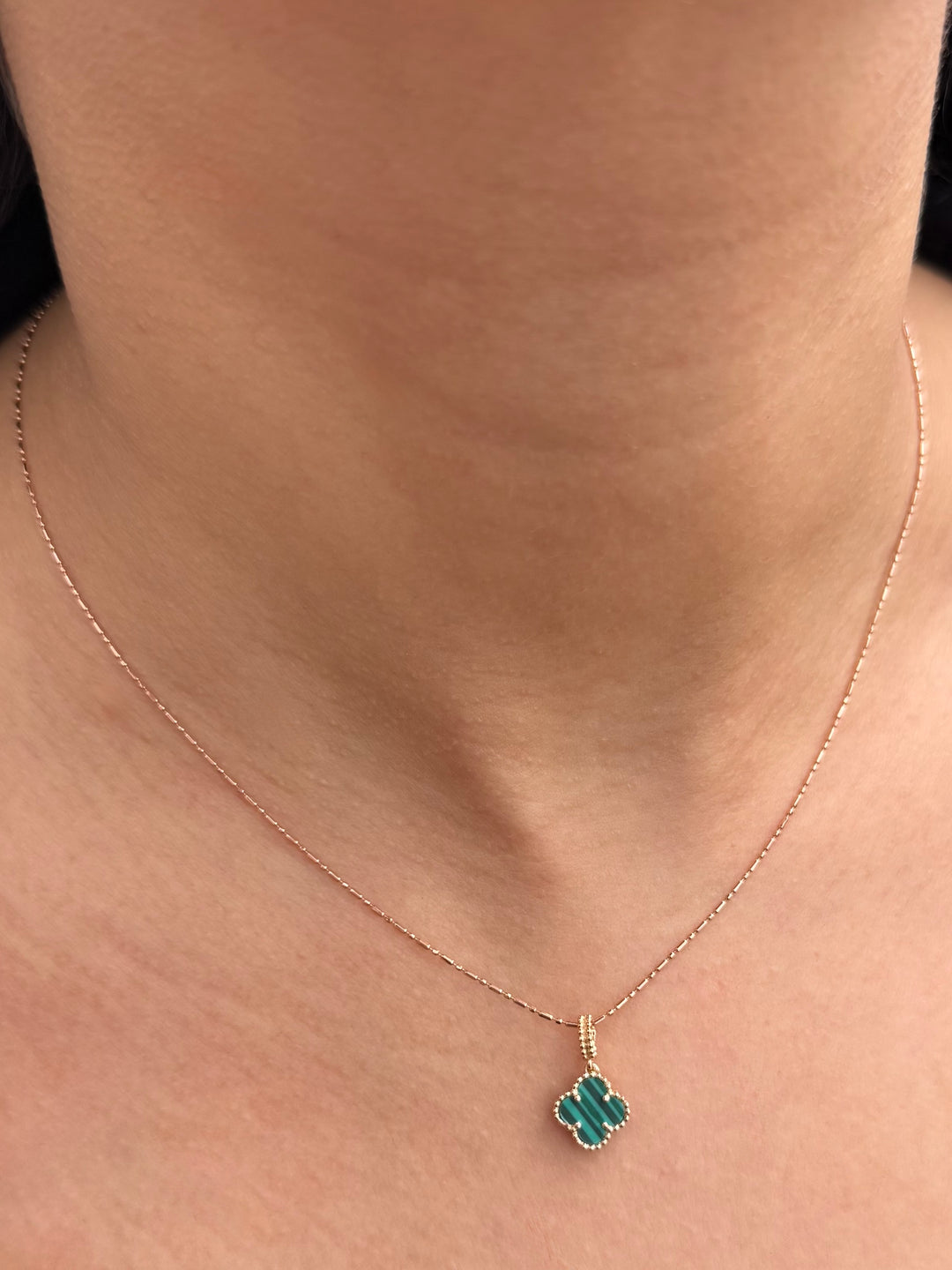 Dije Lucky clover piedra Verde 0.9gr / Largo 1.6cm — Oro Rosado