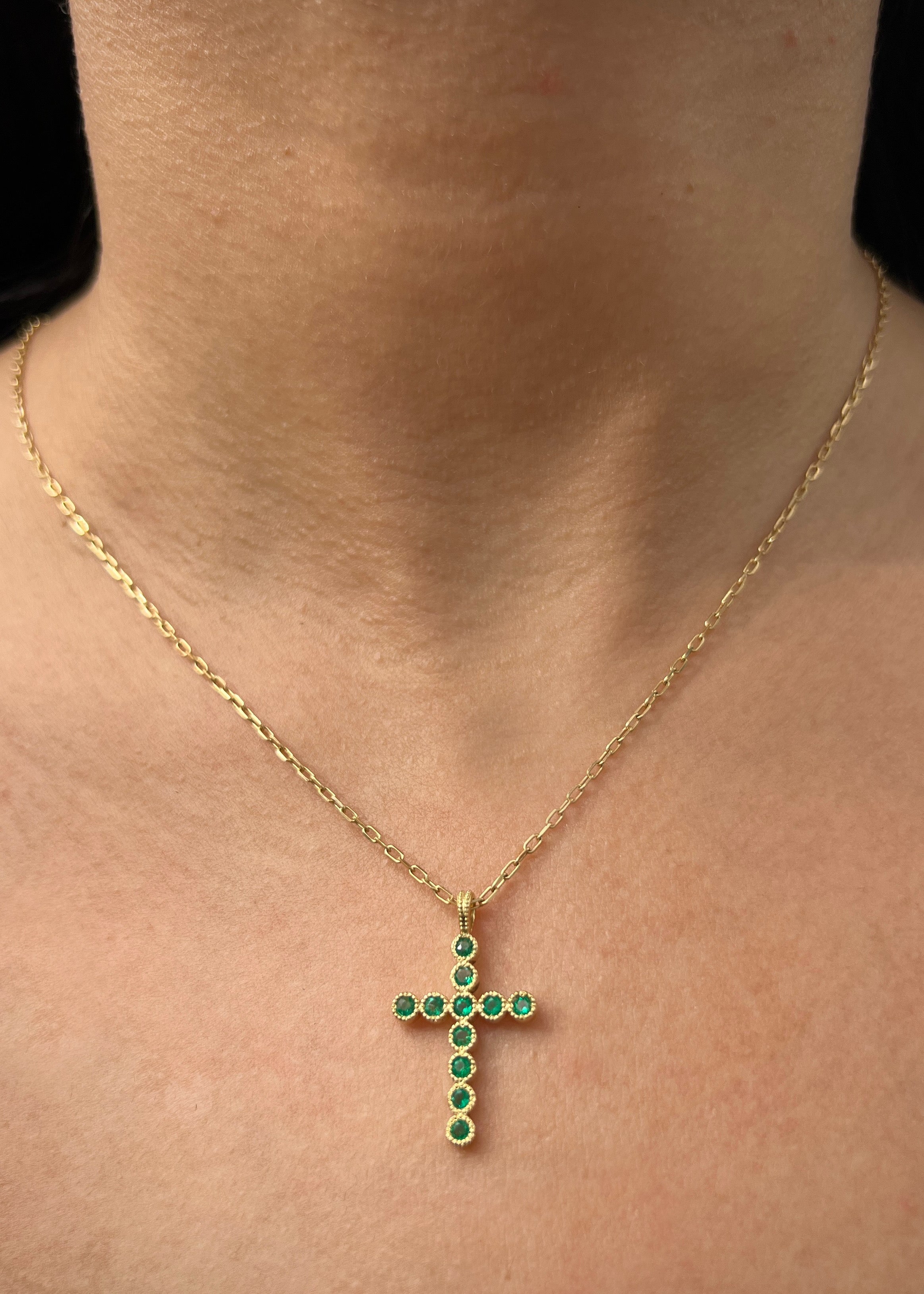 Dije cruz con 38pts de esmeraldas 1.65gr / Largo 2.6cm / Oro Amarillo (Joya) B