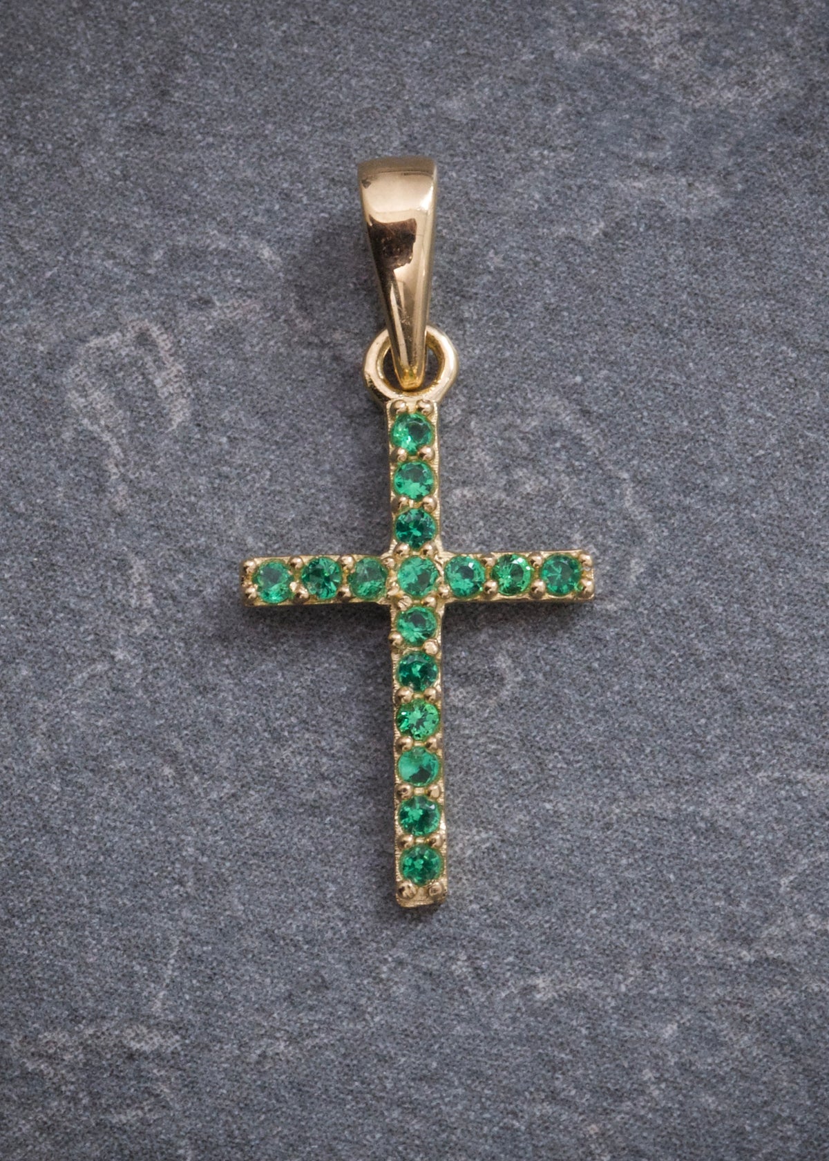 Dije Cruz con Swarovski Verde 0.6gr / 2cm / 9.7mm — Oro Amarillo