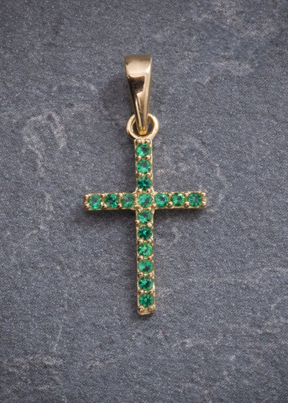 Dije Cruz con Swarovski Verde 0.6gr / 2cm / 9.7mm — Oro Amarillo