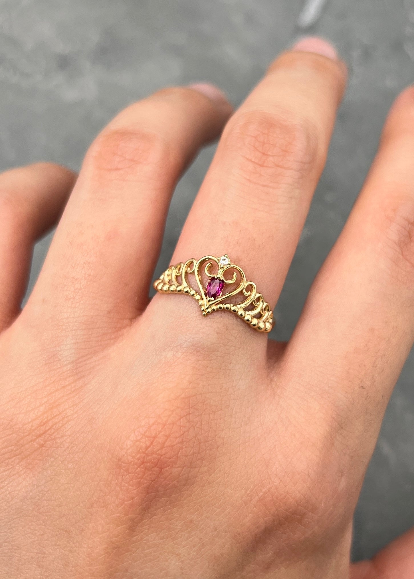 Anillo Corona con Swarovski Fucsia y Blanco 1.8gr / Talla 6 — Oro Amarillo