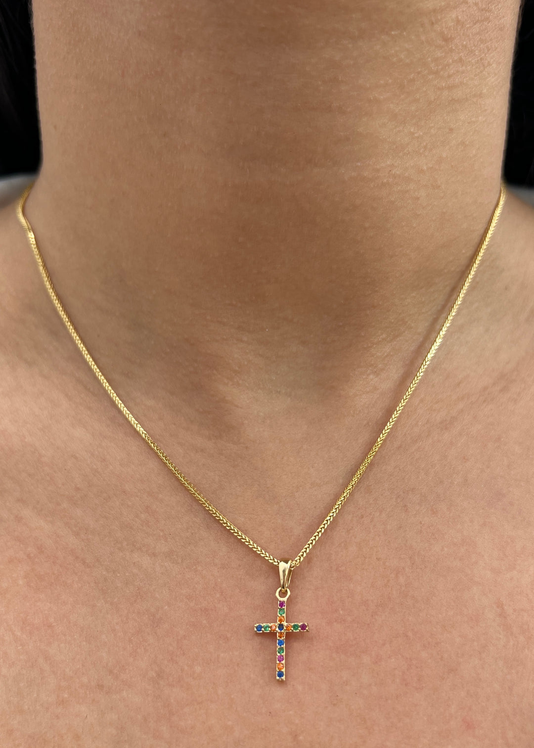 Dije Cruz con Swarovski Multicolor 0.65gr / 2cm / 9.8mm — Oro Amarillo