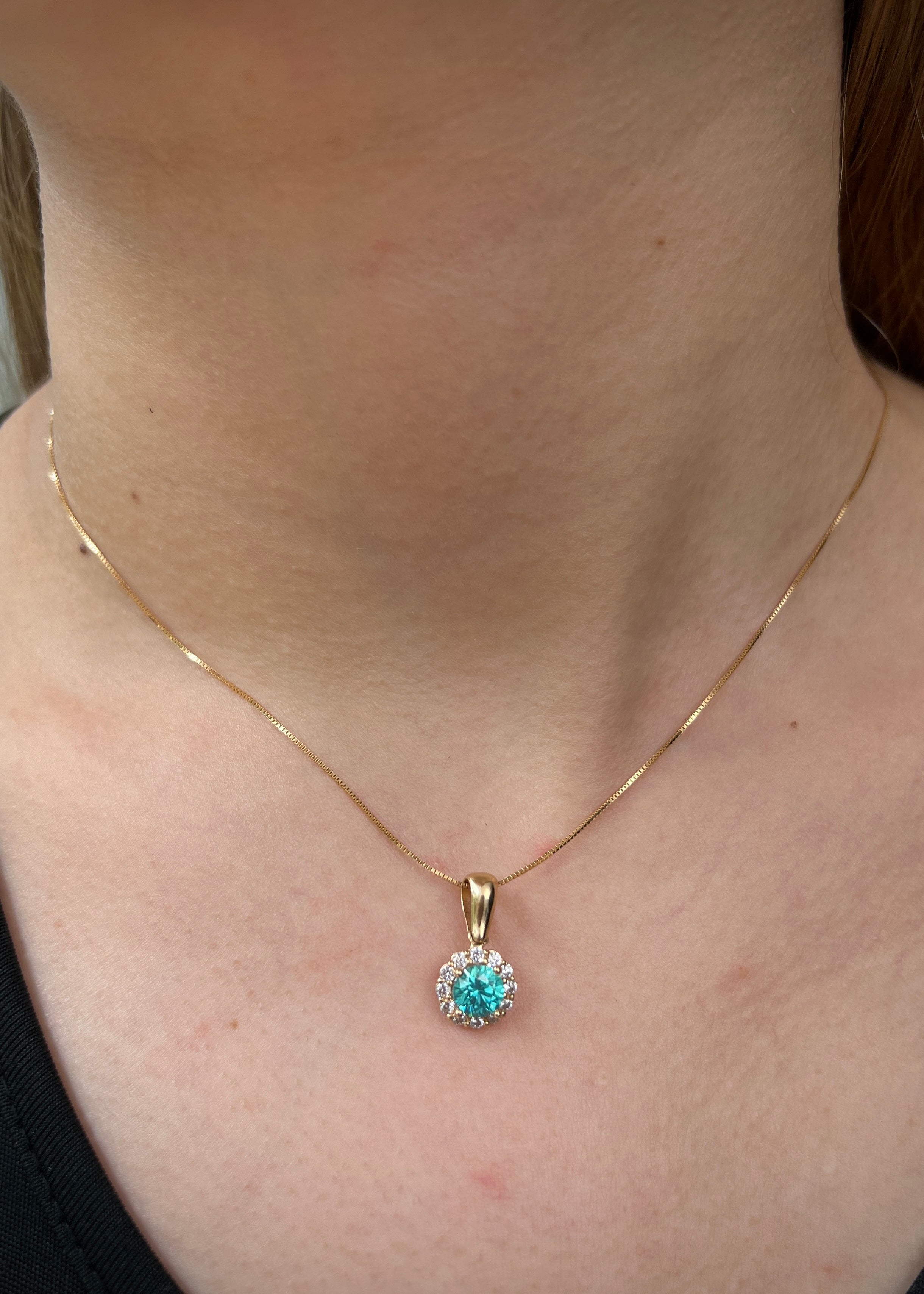 Dije flor con swarovski azul y blanco 1.9gr / Largo 1.7cm / Oro Amarillo Nac M