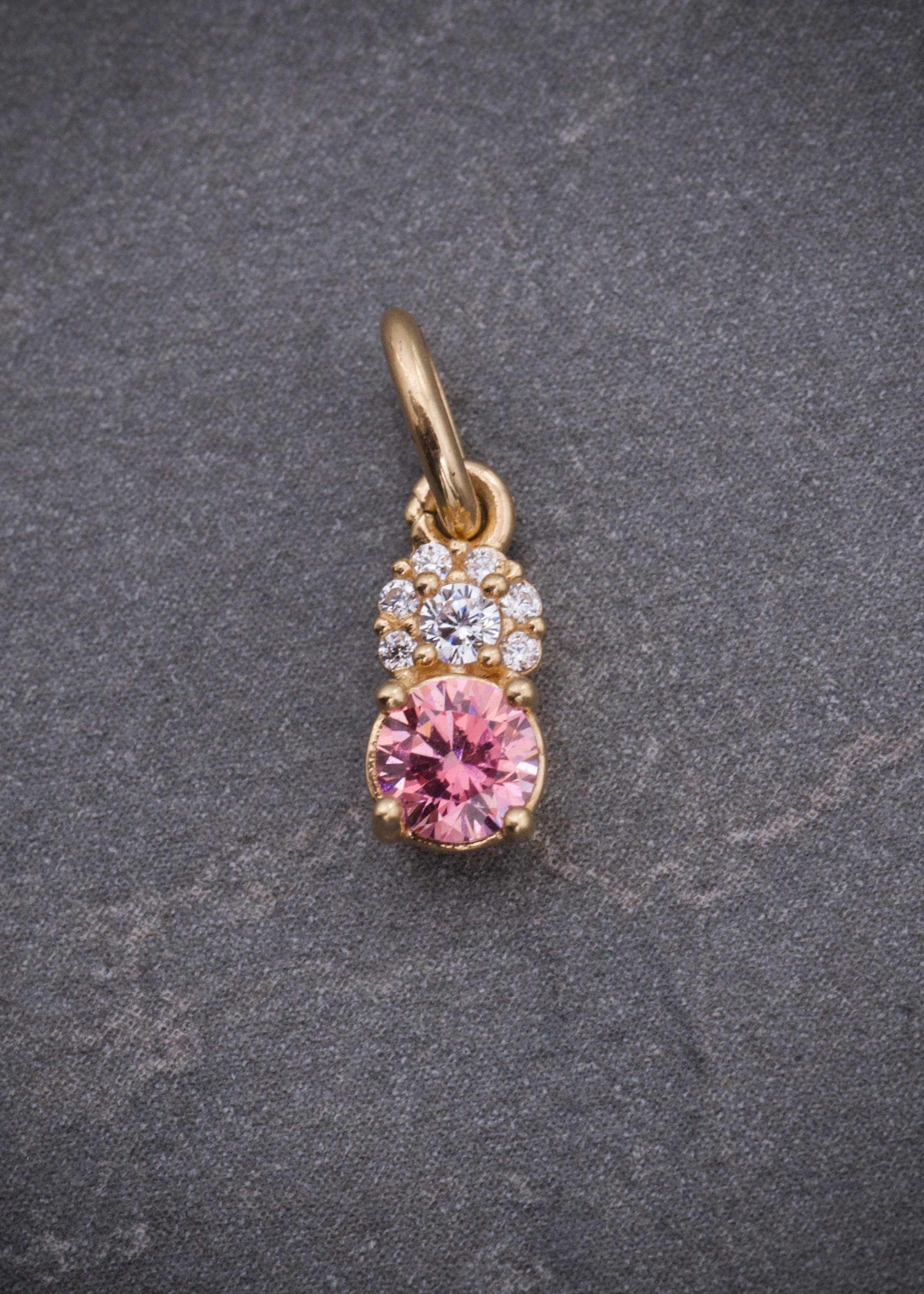 Dije con swarovski rosado y blanco 0.65gr / Largo 1.3cm / Oro Amarillo Nac P