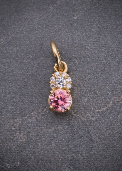 Dije con swarovski rosado y blanco 0.65gr / Largo 1.3cm / Oro Amarillo Nac P