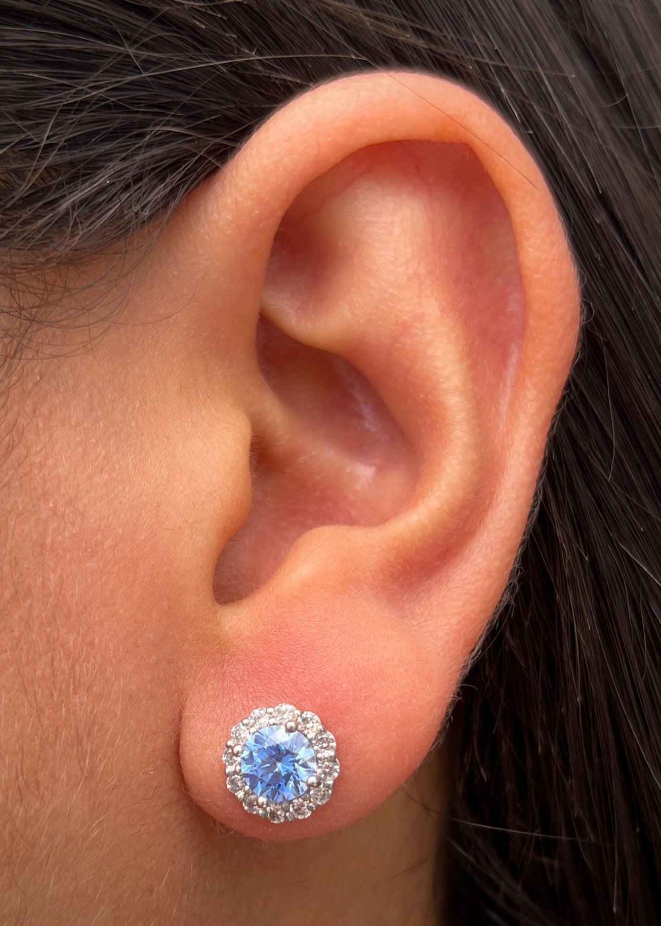 Topos flor con swarovski azul y blanco 3.1gr / Largo 0.9cm / Oro Blanco Nac P