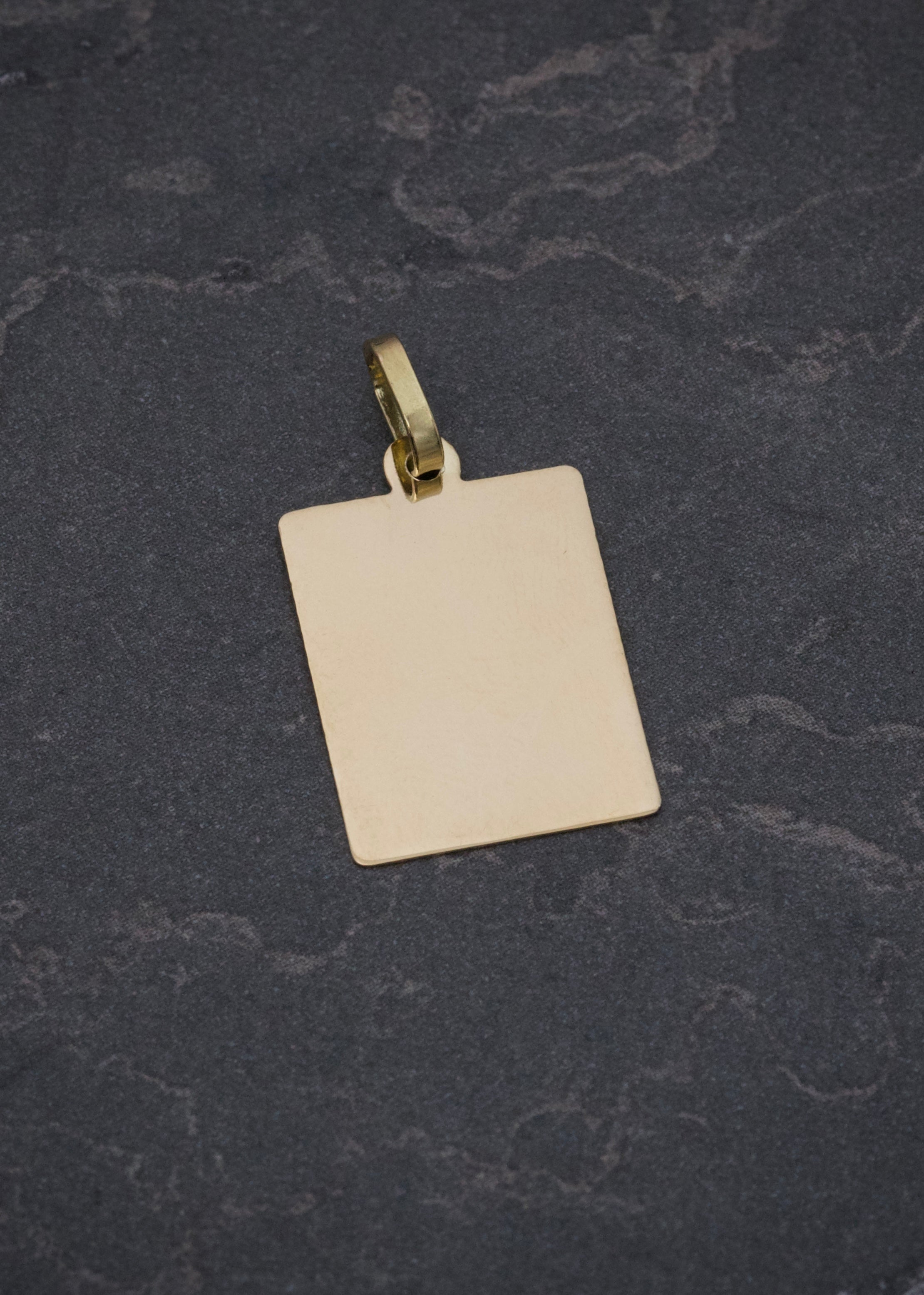 Dije Placa Lisa 1.25gr / 2.4cm / 13.4mm — Oro Amarillo