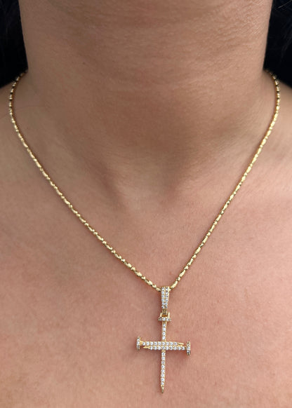 Dije Cruz Clavo con Swarovski Blanco 2.5gr / 3.7cm / 19.7mm — Oro Amarillo