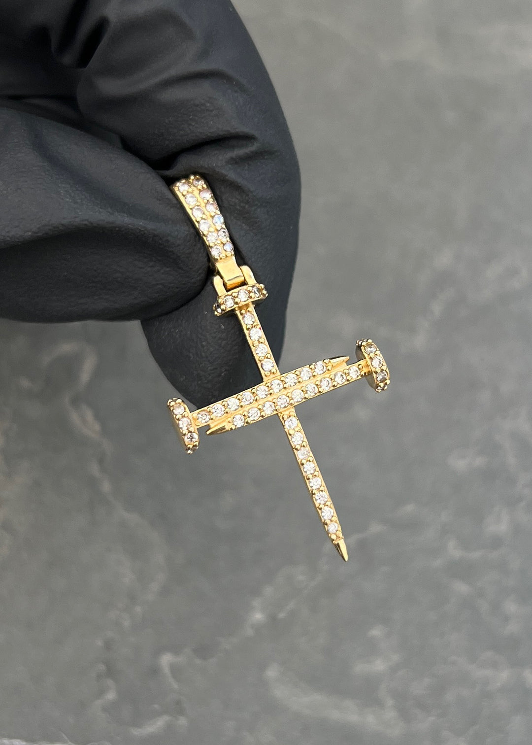 Dije Cruz Clavo con Swarovski Blanco 2.5gr / 3.7cm / 19.7mm — Oro Amarillo