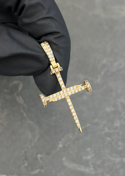 Dije Cruz Clavo con Swarovski Blanco 2.5gr / 3.7cm / 19.7mm — Oro Amarillo