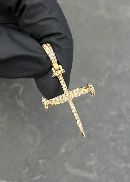 Dije Cruz Clavo con Swarovski Blanco 2.55gr / 3.7cm / 19.7mm — Oro Amarillo
