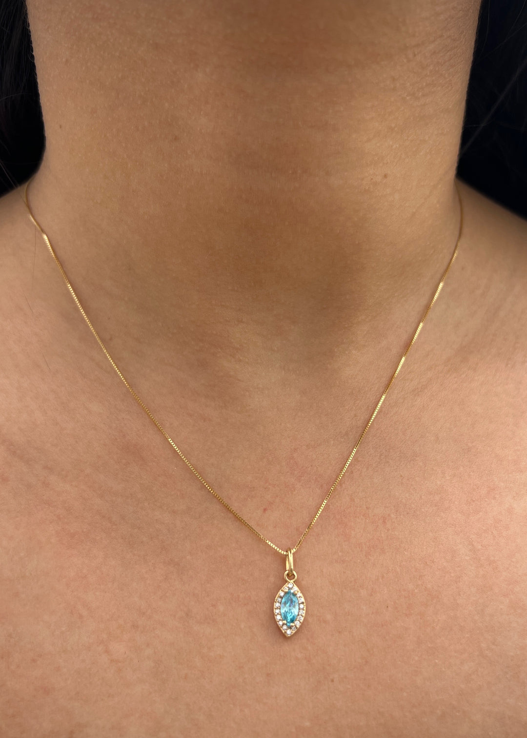 Dije con swarovski azul y blanco 0.8gr / Largo 1.6cm — Oro Amarillo