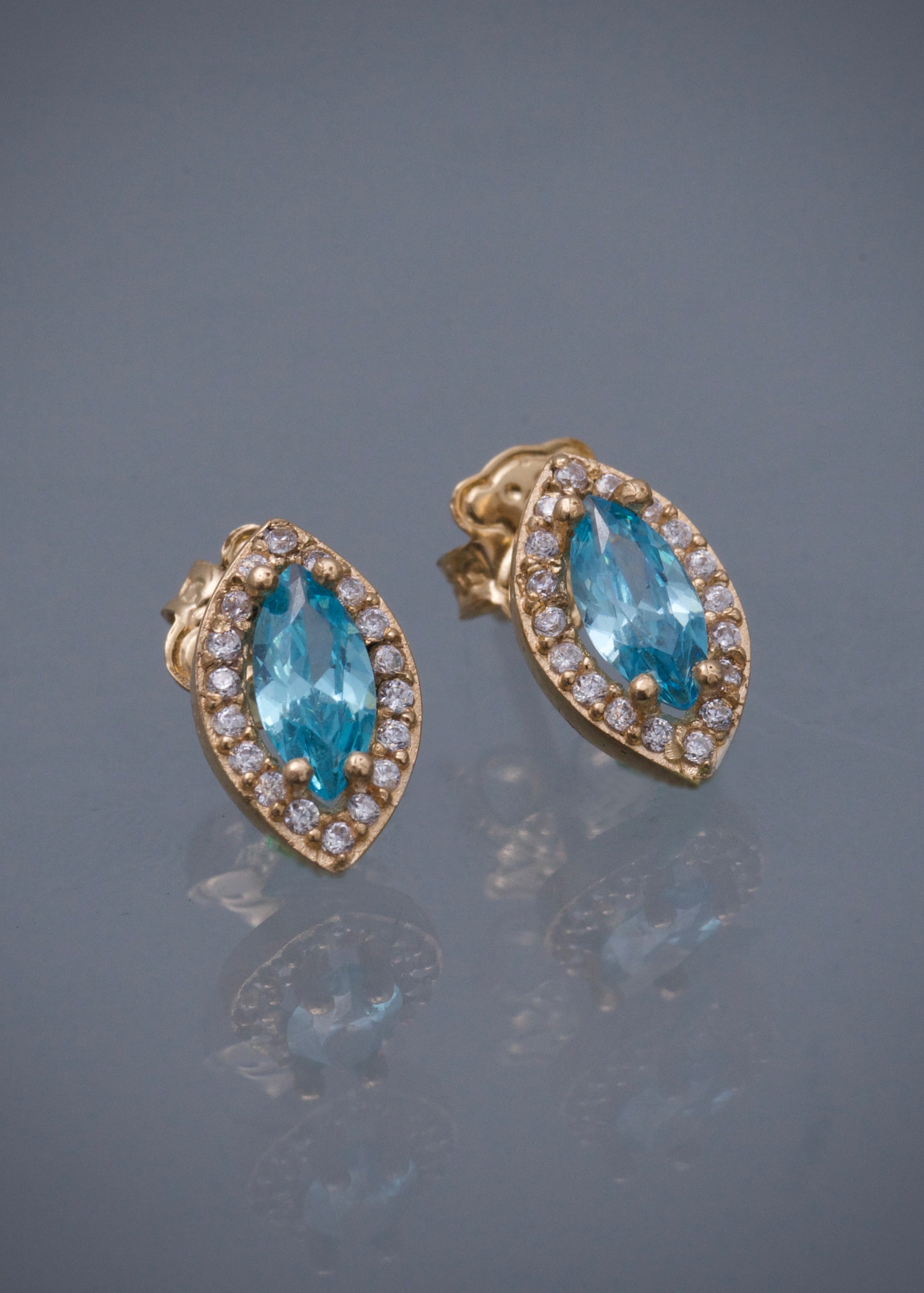 Topos con swarovski azul y blanco 1.8gr / Largo 1cm / Oro Amarillo Nac P