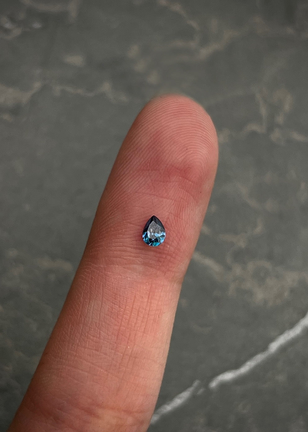 Moissanitas lagrima azul con 15pts Largo 0.4cm / — Oro Amarillo