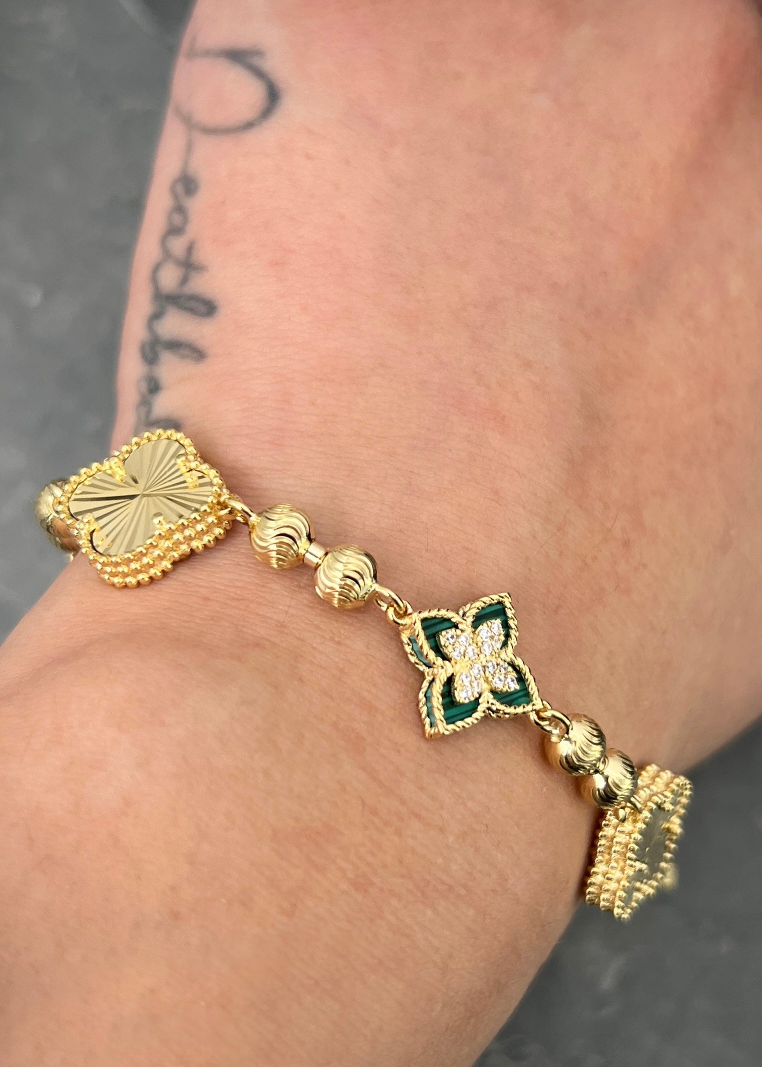 Pulso lucky clover piedra verde y diamantado 15.85gr / Largo 19cm / Oro Amarillo (Joya) P