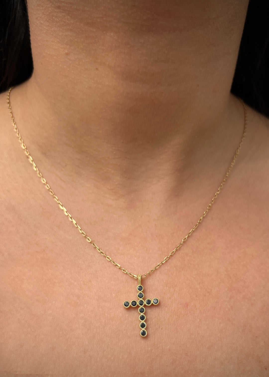 Dije cruz con 59pts de diamantes negro 1.7gr / Largo 2.6cm — Oro Amarillo