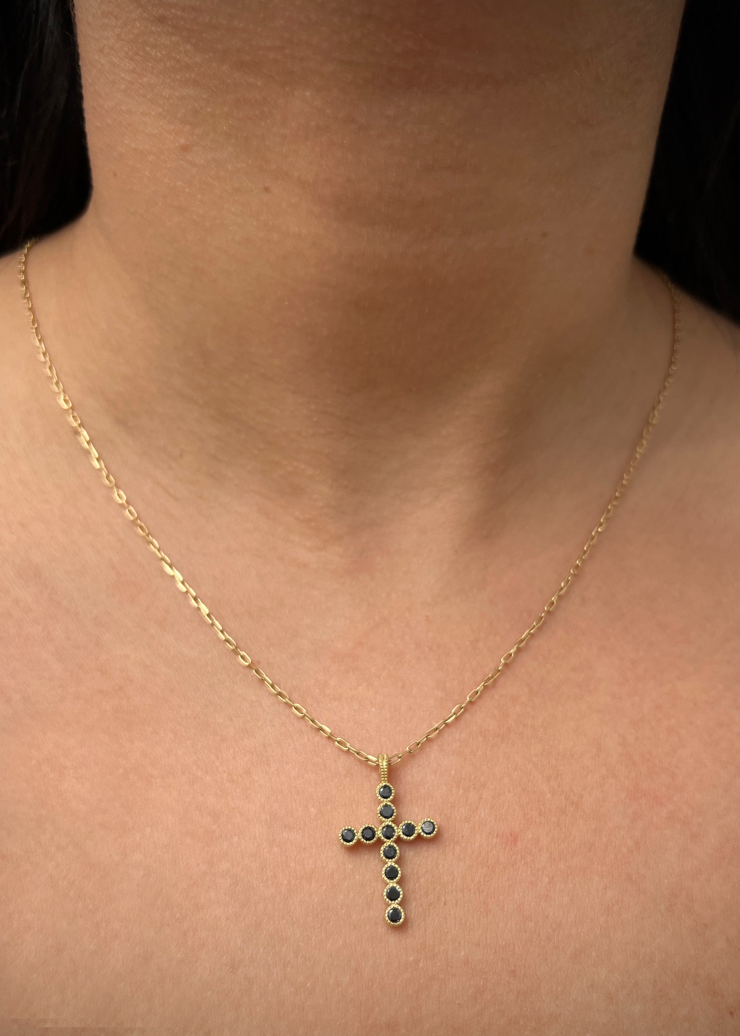 Dije cruz con 59pts de diamantes negro 1.7gr / Largo 2.6cm / Oro Amarillo (Joya) M