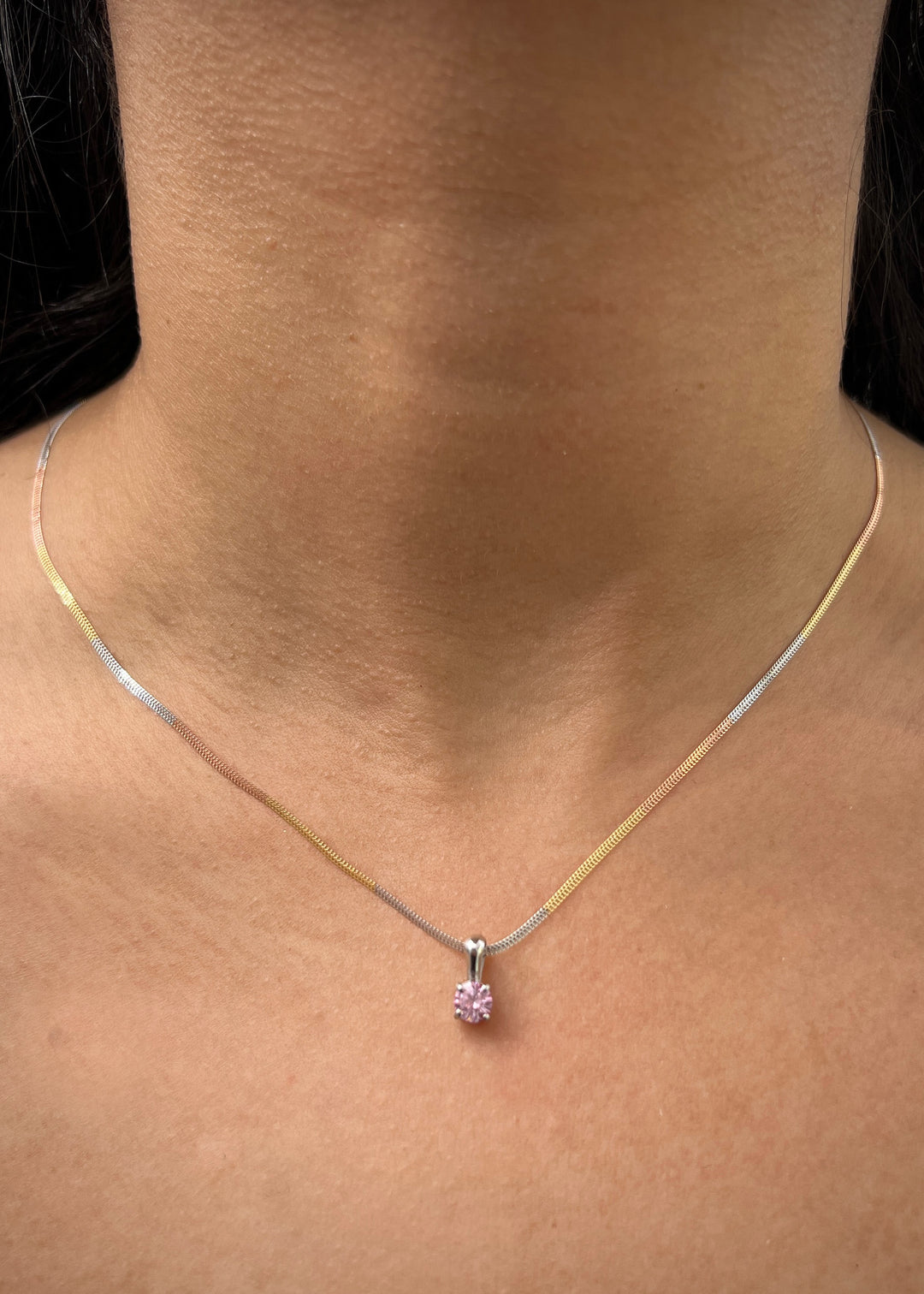 Dije con 45pts de moissanita 0.65gr / Largo 1cm — Oro Blanco