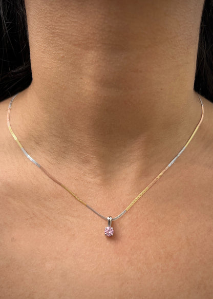 Dije con 45pts de moissanita 0.65gr / Largo 1cm — Oro Blanco