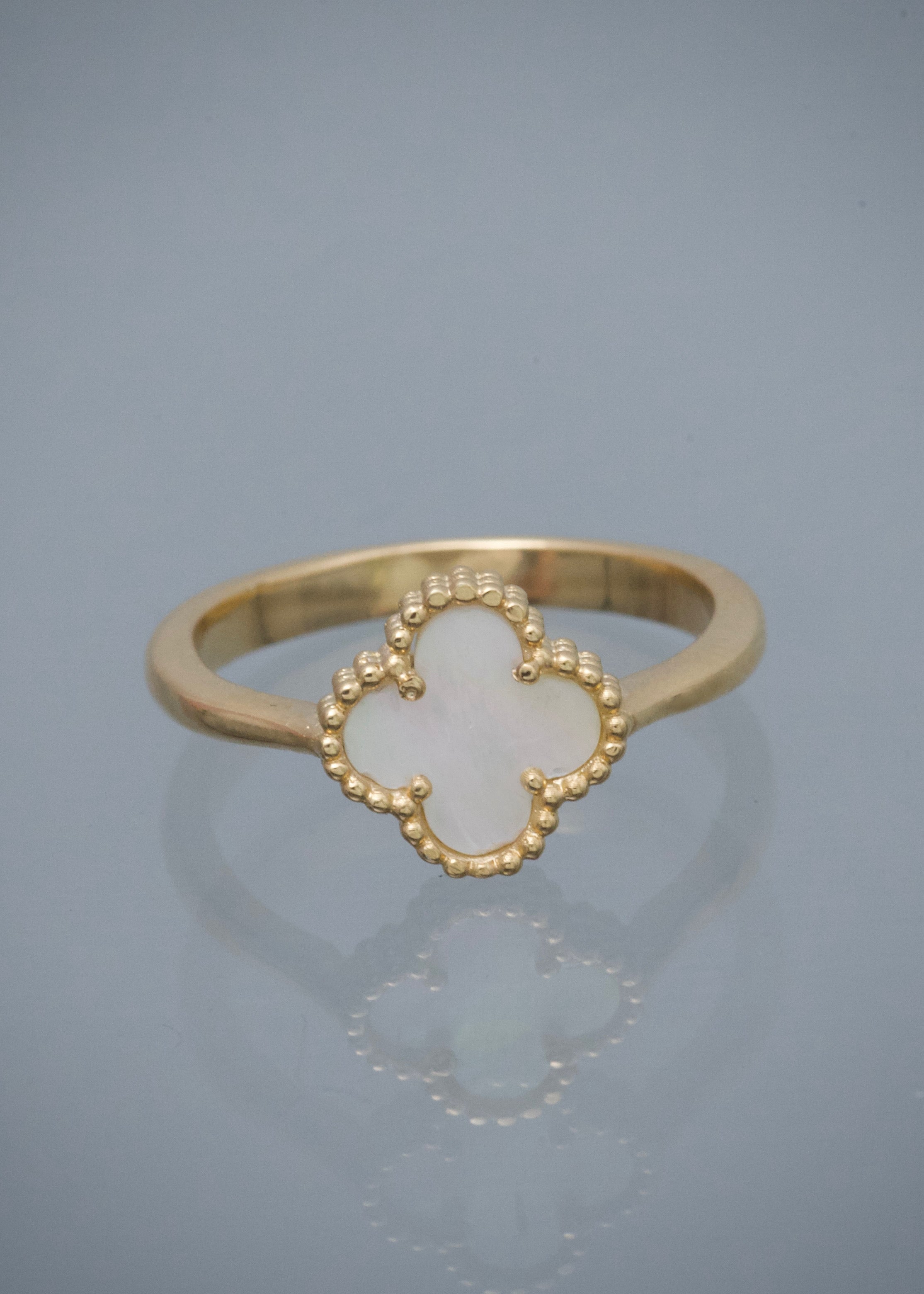 Anillo lucky clover piedra blanca 3.2gr / Talla 5 3/4 — Oro Amarillo