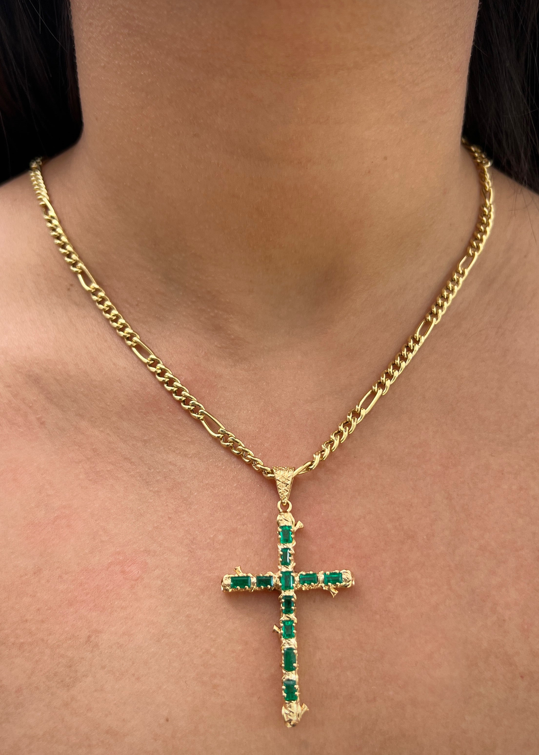 Dije cruz con 187pts de esmeralda 5.45gr / Largo 5.7cm / Oro Amarillo (Joya) M