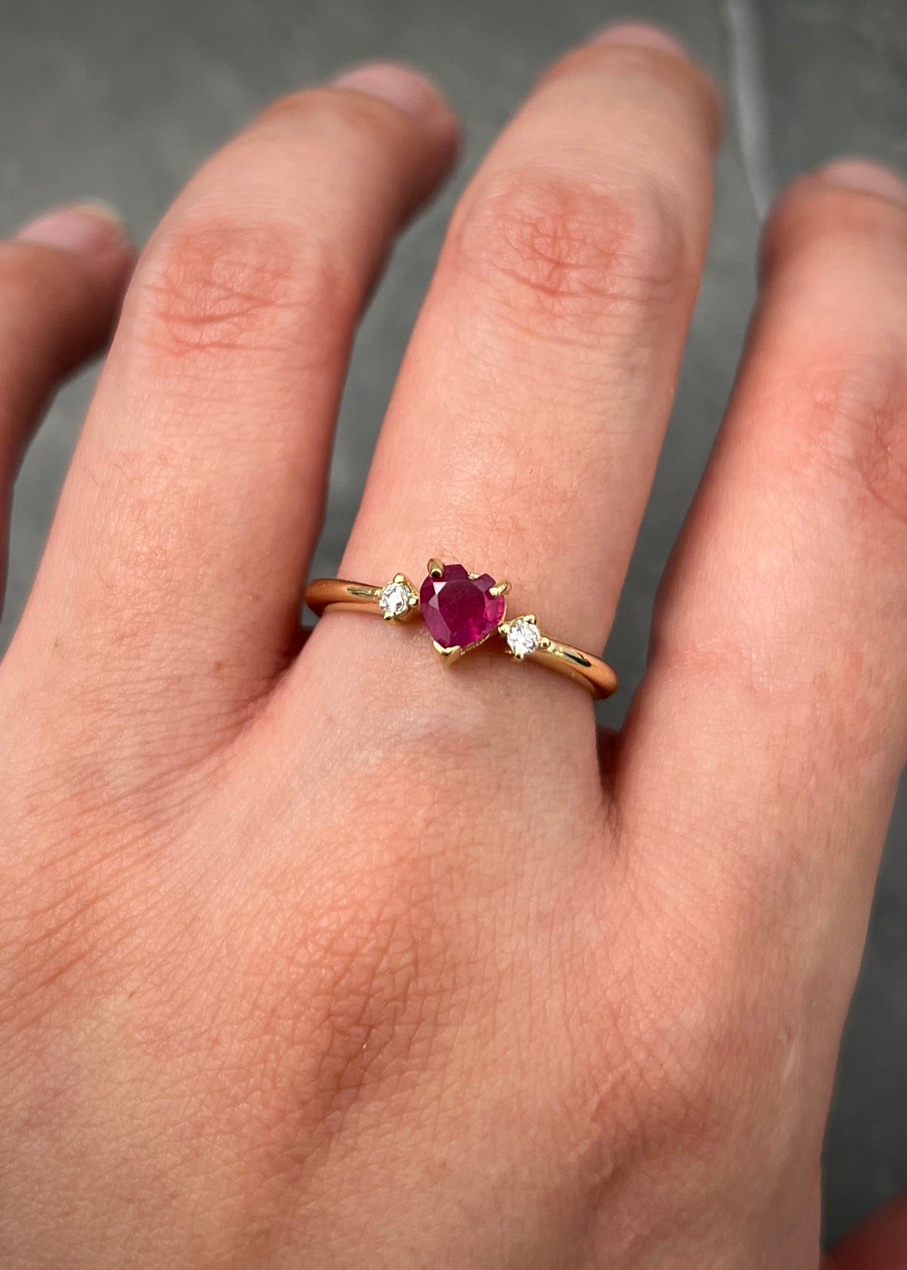 Solitario corazon con 57pts de rubie y 4pts de diamante blanco 2.45gr / Talla: 5 1/2 / Oro Amarillo (Joya) M