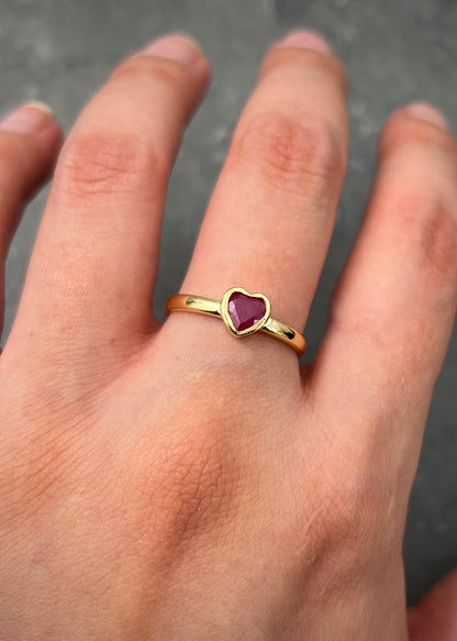 Solitario corazon con 73pts de rubie 2.75gr / Talla: 7 / Oro Amarillo (Joya) M