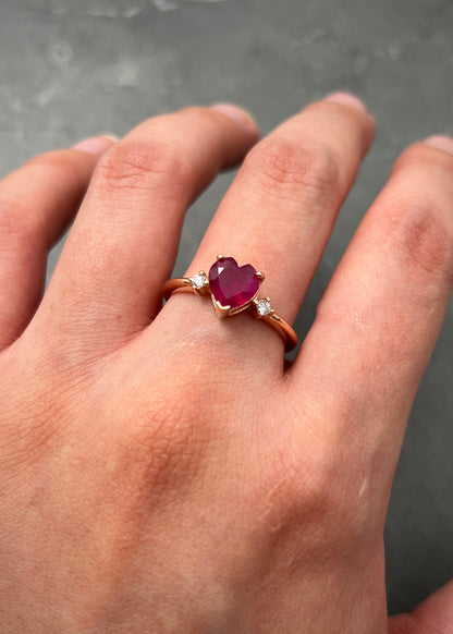 Solitario corazon con 148pts de rubie y 7pts de diamante blanco 3.85gr / Talla 8 / Oro Rosado (Joya) M