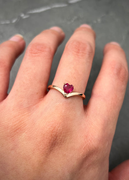 Solitario corazon con 59pts de rubie 2.35gr / Talla : 6 3/4 / Oro Rosado (Joya) P