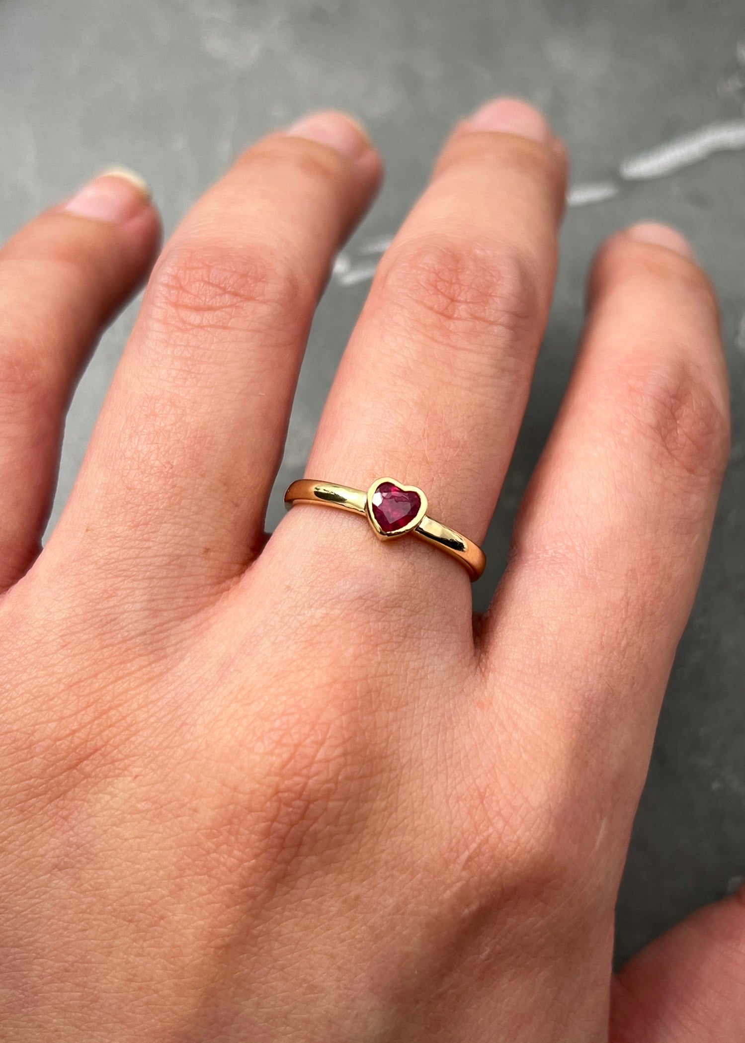 Solitario corazon con 41pts de rubie 2.35gr / Talla: 5 3/4 / Oro Amarillo (Joya) M