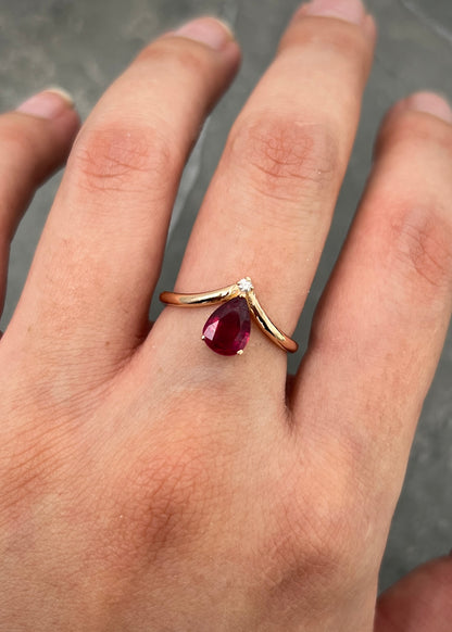 Solitario ovalado con 137pts de rubie y 2pts de diamante blanco 2.7gr / Talla: 6 / Oro Rosado (Joya) M