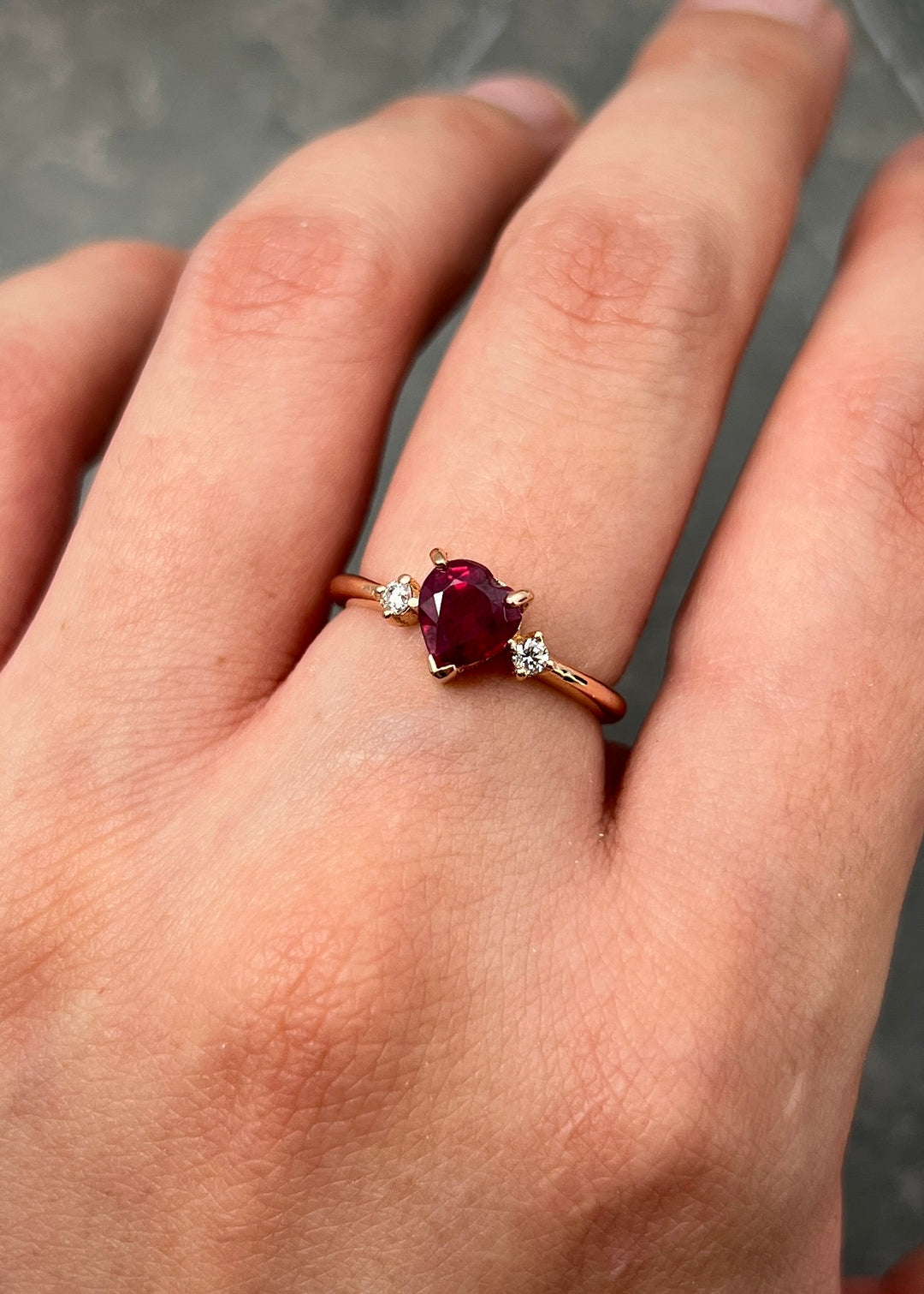 Solitario corazon con 118pts de rubie y 7pts de diamante blanco 2.8gr / Talla 6 — Oro Rosado