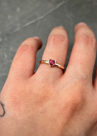 Solitario corazon con 39pts de rubie 2gr / Talla: 5 — Oro Rosado